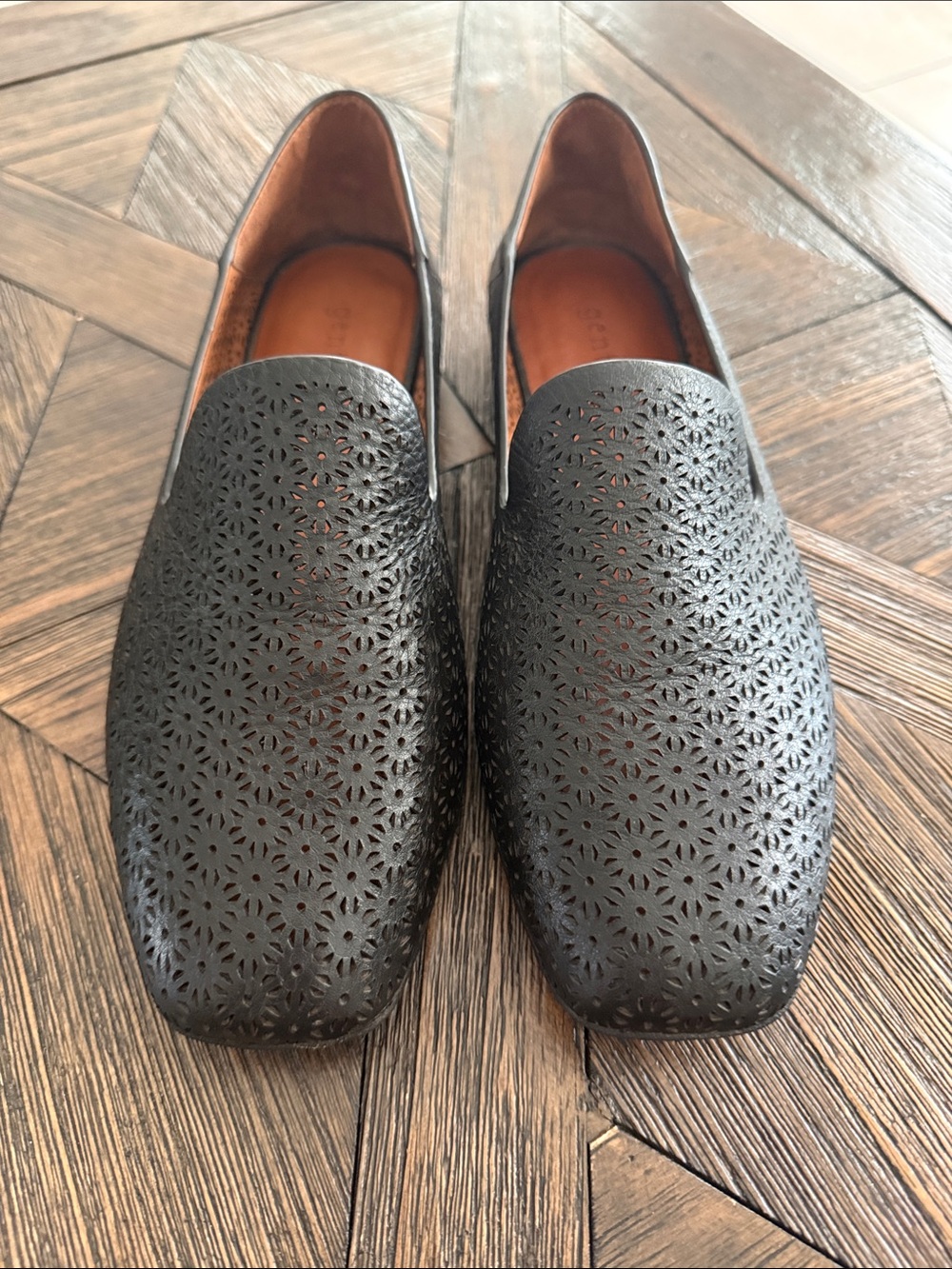 Gentle Souls by Kenneth Cole Black Perforated Leather Loafers Size 8.5 Like New